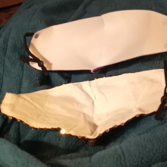 1 sequined gold mask and 1 butterfly mask. - Picture 3 of 3